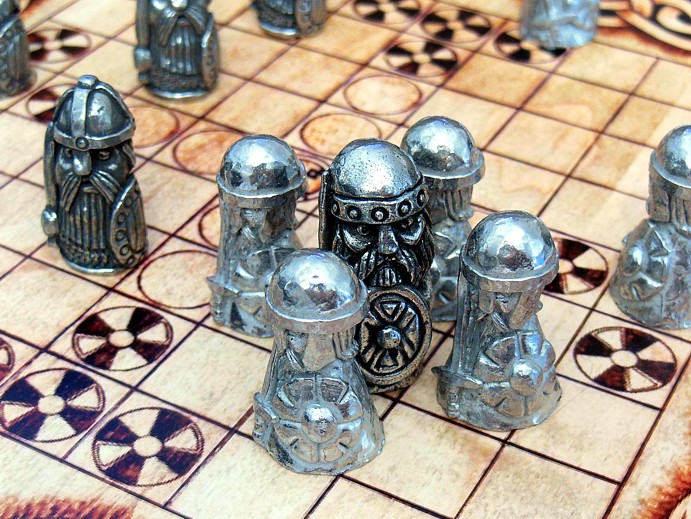 Jogos de Tabuleiro – Hnefatafl, o jogo Viking – DrunkWookie